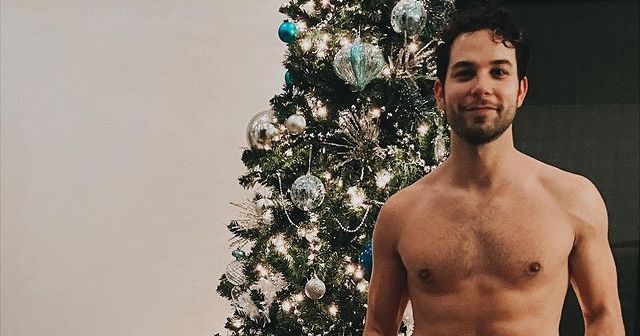 Pitch Perfect S Skylar Astin Gets Naked For The Holidays More Nude Stars