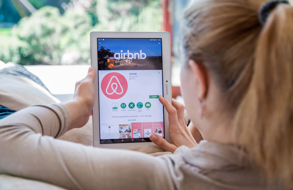 Airbnb © Daniel Krason / Shutterstock.com