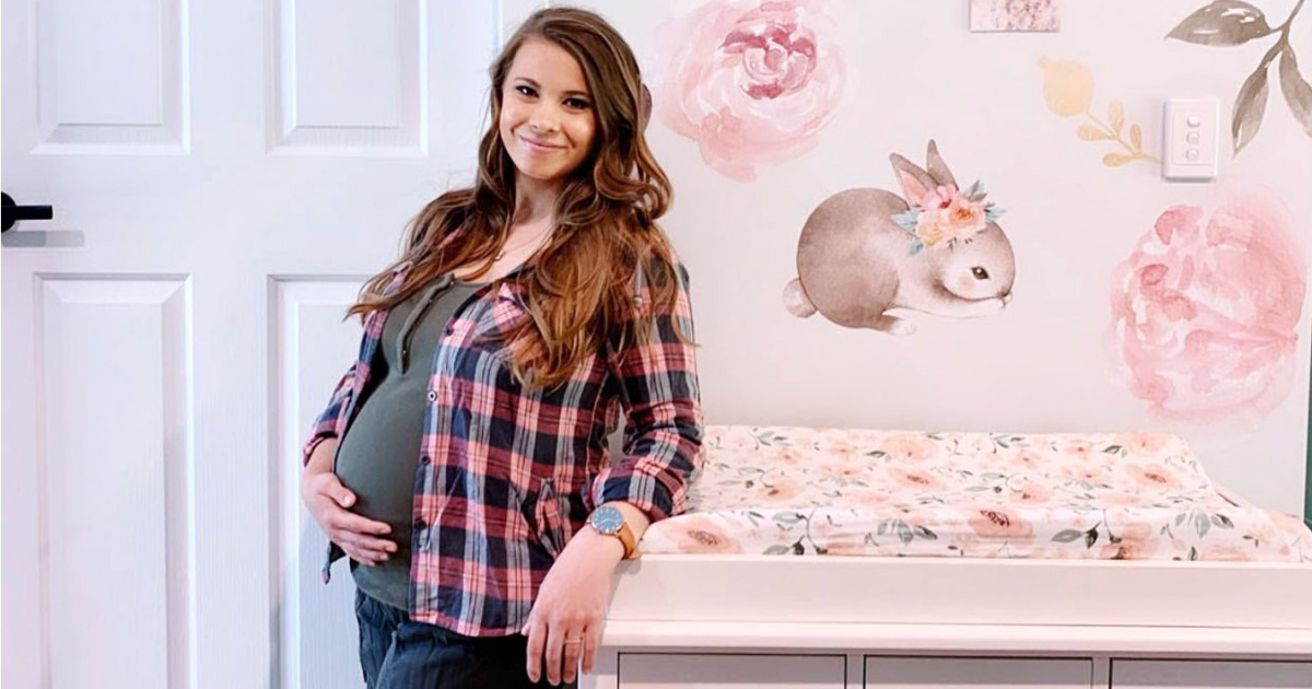 Pregnant Bindi Irwin Shows Daughter's NatureThemed Nursery in Bump Pic(01)