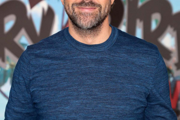 jason sudeikis sweatshirt golden globes