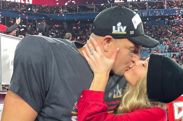 Rob Gronkowski Gets Kiss From Gf Camille Kostek After Super Bowl Win 1506