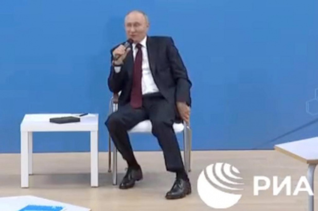 Putins Legs Have Been Seen Shaking Leading To Rumors About His Health